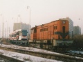 Vůz RT6N1 ev.č.9101 připravený k transportu na železničních plošinových vozech tažených lokomotivou 740.921-2. | 22.12.1999