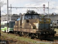 Vyřazený vůz RT6N1 ev.č.9102 v areálu DPOV, a.s. Nymburk ve společnosti lokomotivy 111.025 | 25.9.2009