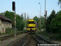 Na zličínské nádraží vjíždí v 8:18 lokomotiva 740 534-3 s trojicí plošinových vozů ložených vozem Škoda 14T ev.č.9111 a s lokomotivou 704 542-0. | 23.5.2007