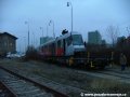 Je ranní pošmourno a na předávací koleji Zličín již stojí tři plošinové vozy, přivezené lokomotivou 740.469-2, naložené tramvají Škoda 14T ev.č.9114 | 22.12.2006