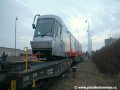 Lokomotiva 740 534-3 posunuje na třech plošinových vozech ložený vůz Škoda 14T ev.č.9120 k předávací rampě. | 22.2.2007