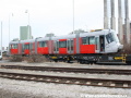 Lokomotiva 740 469-2 a vůz Škoda 14T ev.č.9121 ložený na třech plošinových vozech u rampy předávací koleje na nádraží Praha-Zličín. | 5.3.2007