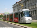 Zatravněným úsekem tramvajové tratě míří k zastávce U Svobodárny vůz Škoda 14T ev.č.9141 vypravený na linku 19. | 9.5.2008