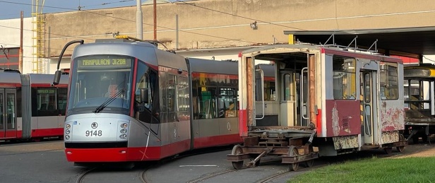 Vůz Škoda 14T Elektra #9148 zavítal do Opravny tramvají na mimořádnou opravdu. Společnost mu dělají střední článek C vozu KT8D5 #210 (budoucího vozu KT8D5.RN2P #9108) a skříň ex plzeňského vozu T3R.P #234, která je poškozena po železniční nehodě. Pražský Dopravní podnik ji zakoupil jako určitého dárce orgánů. Jeho výzbroj totiž poslouží pro stavbu cvičného vozu T3R.P #5527, pro nějž bude využita skříň vyřazeného vozu T3M #8029. Ta je pro změnu ex olomoucká (T3 #117). | 8.10.2022