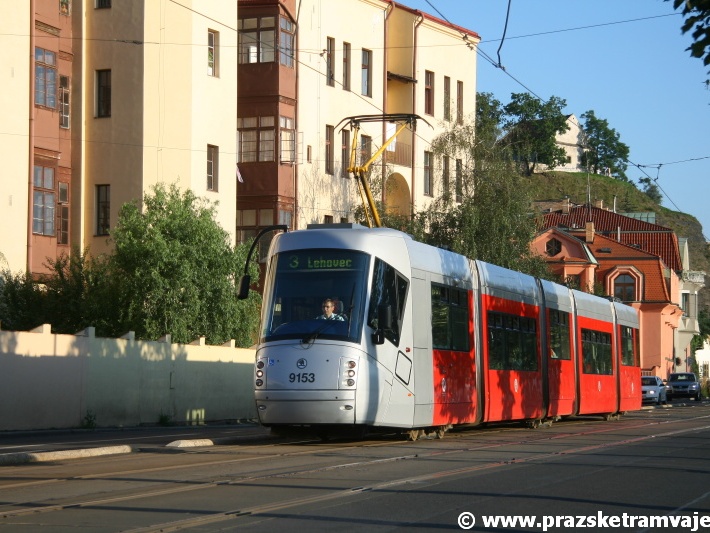 Vůz Škoda 14T ev.č.9153 vypravený na linku 3 míří po Rašínově nábřeží k Výtoni. | 21.8.2010