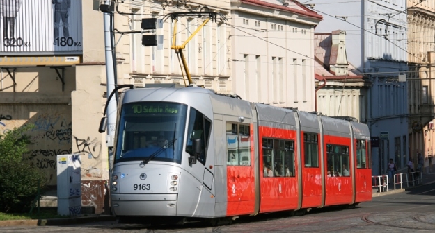 Vůz Škoda 14T ev.č.9163 vypravený na linku 10 přijíždí ke křižovatce Dolní Palmovka. | 26.8.2011