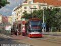 Vůz Škoda 15T ev.č.9203 vypravený na linku 16 odbavuje cestující v zastávce Poliklinika Vysočany. | 23.6.2012