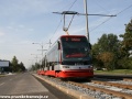 K zastávce Kublov míří otevřeným svrškem tratě zřízené bezžlábkovými kolejnicemi S49 vůz Škoda 15T ForCity Alfa ev.č.9221 vypravený na linku 3. | 4.9.2011