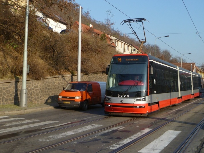 Vůz Škoda 15T ev.č.9223 vypravený na linku 11 opustil zastávku Michelská a míří k zastávce Pod Jezerkou. | 29.11.2011