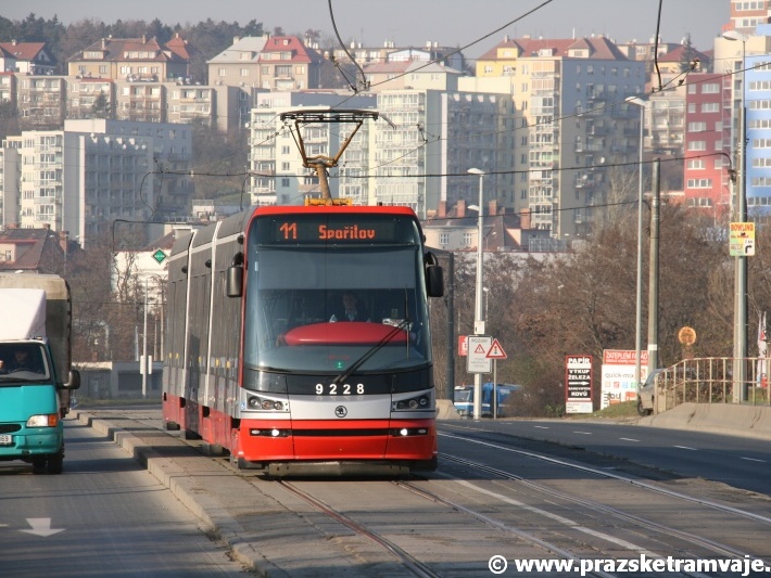Vůz škoda 15T ev.č.9228 vypravený na linku 11 opustil zastávku Teplárna Michle a míří ke smyčce Spořilov. | 29.11.2011