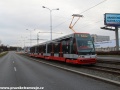 Na lince 7 se ustálily také nově dodávané vozy Škoda 15T, což dokazuje jejich zástupce, vůz ev.č.9242 mířící k zastávce Depo Hostivař. | 6.1.2012