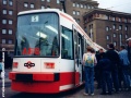 Davy svezení se chtivých cestujících obklopují vůz GT6N ev.č.801 na vnitřní koleji původní smyčky Podbaba. | 8.-11.10.1992