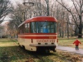 Paprskům podzimního slunce se vystavuje cvičný vůz T3 ev.č.5501 takřka na konci kusé koleje smyčky Výstaviště, v těsném sousedství pražského Planetária | 12.11.2002