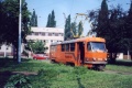 Pracovní vůz T3 ev.č.5523 určený pro mazání troleje obrací ve smyčce Dvorce, aby se vydal zpět na modřanskou trať, jejíž troleje připravuje na zahájení provozu. | 25.5.1995