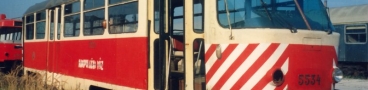 Již vyřazený pracovní vůz T3 ev.č.5534 čeká na likvidaci v areálu nádraží ČD Praha - Smíchov. | 17.9.1995