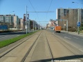 Přímý úsek tramvajové tratě mezi dvěma světelně řízenými křižovatkami.