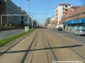 Velkoplošné panely BKV vytváří přímý úsek tramvajové tratě na zvýšeném tělese ve středu Vršovické ulice.