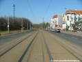Přímý úsek tramvajové tratě na zvýšeném tělese ve středu vozovky Vršovické ulice.