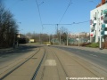 Levý oblouk tramvajové tratě ve Vršovické ulici míří k podjezdu pod zhlavím železniční stanice.