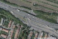 Letecký snímek oblasti se zrušenou smyčkou Zahradní Město. Jižní spojka je dokončena a pokračuje lanovým mostem přes železniční trať. | 2018