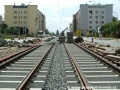 V úseku mezi křižovatkou Ohrada a ulicí Jeseniovou je již upravena zemní pláň a dochází k pokládce kolejí na železobetonové pražce. | 13.8.2006