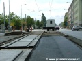Mezi Jeseniovou ulicí a Basilejským náměstím dochází k pokládce nových panelů BKV. | 13.8.2006