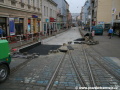 Od křižovatky Palmovka dolní se již začalo s pokládkou antivibračních rohoží na zhutněný spodek tramvajové tratě. | 4.4.2011