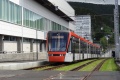 Ke konečné zastávce Fyllingsdalen terminal přijíždí vůz #225. Právě opustil nejdelší tramvajový tunel o délce cca 3 km. Pod horou v pozadí se nachází také podzemní vozovna. | 12.7.2023