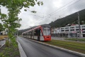 Poblíž zastávky Kristianborg byl zachycen vůz Variobahn #225. Hora napravo ukrývá 3 km dlouhý tunel pro tramvaje, stejně dlouhý tunel pro pěší a cyklisty a podzemní vozovnu. | 12.7.2023