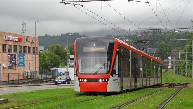 Zajímavý pro našince může být počet dveří cca 45m vozů Variobahn. Na každé straně se nachází pouze 4 dvoukřídlé a jedny jednokřídlé dveře (zcela vzadu ve směru jízdy). Pro výměnu cestujících bohatě stačí a umožňují výrazně navýšit počet sedaček. | 13.7.2023