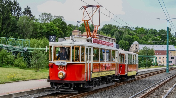 Přeložkou u tramvajové zastávky Textilana projíždí souprava vozů #351+#1202. | 26.5.2024