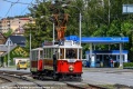 V levostranném provozu projíždí výhybnou Vratislavice nad Nisou souprava vozů #351+#1202 mířící do Jablonce. Levostranný provoz byl zvolen pro zřízení pouze jediného nástupiště zastávky mezi protisměrnými kolejemi. | 26.5.2024