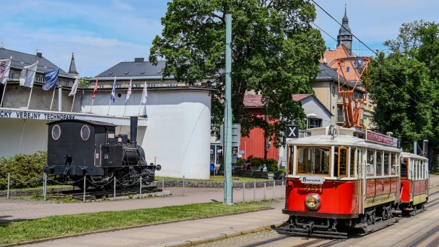 Naši fotoreportáž zakončíme ještě jednou fotografií pořízenou před Technickým muzeem Liberec, kdy se nám do záběru vejde i zde vystavená parní lokomotiva zvaná Adolf z roku 1882, která byla až do roku 2017 ukrytá v areálu železničního depa libereckého nádraží. | 26.5.2024