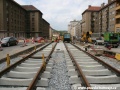 Bezžlábková kolej na železobetonových pražcích přechází na betonovou desku a žlábkové kolejnice po pár metrech. | 17.5.2011