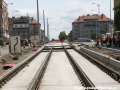 Dokončená část kolejí na betonové desce prodloužení tramvajové tratě v prostoru budoucích zastávek Podbaba. | 17.6.2011