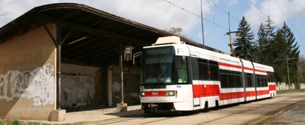 Vůz RT6N1 ev.č.1803 v někdejší nástupní zastávce Stránská skála s impozantním přístřeškem pro cestující 42+1. | 9.4.2011