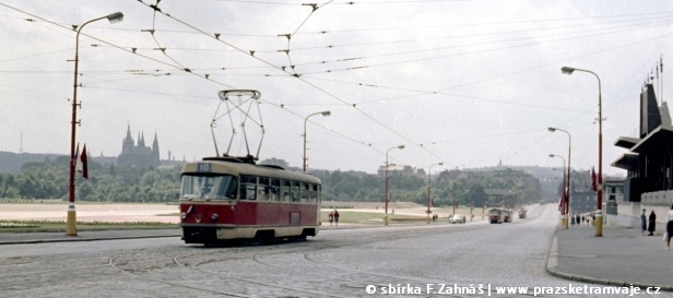 Sólo vůz T3 na lince 10 projíždí dnešní ulicí Milady Horákové okolo kolejového trojúhelníku tehdejší smyčky Sparta. | červenec 1965