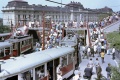 Červené tramvajové nádraží Dlabačov s množstvím cestujících. | červenec 1965