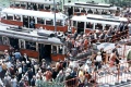 Červené tramvajové nádraží Dlabačov s množstvím cestujících. | červenec 1965