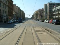 Původní podoba tratě v Sokolovské ulici v úseku zastávek U Svobodárny (dnes Divadlo Gong) a Balabenka. | 26.7.2004