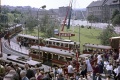  Tramvajové nádraží Královka praskající ve švech vlaky tzv. červené tramvajové větvě sloužící k dopravě na Spartakiádu. Po schodišti k mostu nad Diskařskou ulicí míří návštěvníci na spartakiádní vystoupení. Uprostřed smyčky pak stojí zajímavé umělecké dílo, o jehož existenci, výstavbě, ani likvidaci se nám nepodařilo nic dohledat. | červenec 1965