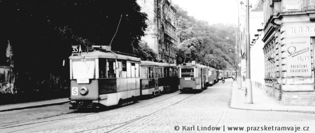 Fotograf Karl Lindow zachytil odstavené spartakiádní vlaky v traťovém úseku mezi Malostranskou a Čechovům mostem v čele s vozem e.č.3057 z vozovny Strašnice na spartakiádní lince 35. Vlaky červené větve byly deponovány na obou kolejích v úseku Čechův most – Klárov. Najíždělo se sem ze všech směrů a vlaky se rovněž následně do všech směrů rozjížděly. Linka 12 byla po dobu odstavení vlaků odkláněna kolem Právnické fakulty a přes Mánesův most. | červenec 1965