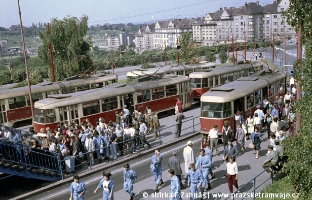 Modré zábradlí, modré oblečení návštěvníků a modré tramvajové nádraží s červenokrémovými tramvajemi v čele s vozem T3 #6248. | červenec 1965