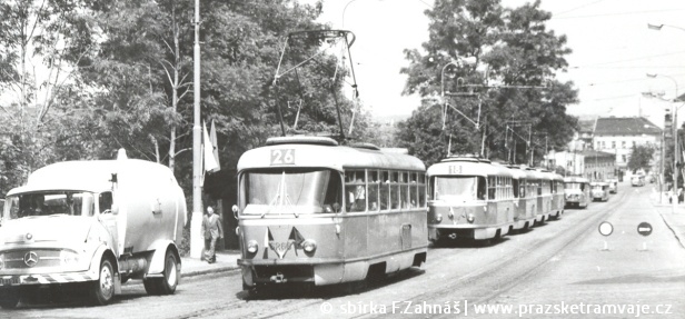 Vůz T3 #6269 v čele spartakiádních vlaků mířících dnešní ulicí Milady Horákové k Prašnému mostu. | červenec 1965