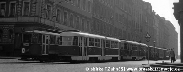 Tramvajové vlaky v Bělehradské ulici u zastávky Nuselské schody. Vlak linky 23 je v klasické sestavě, souprava 2xT3, vypravená na linku 11 pocházela pravděpodobně z vozovny Pankrác. | červenec 1965