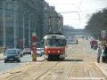 V zastávce Poliklinika Vysočany stanicuje vůz T3M2-DVC ev.č.8077 vypravený na linku 33, stav velkoplošných panelů BKV je opravdu libový... | 1.4.2005