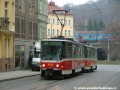 Souprava vozů T6A5 #8695+#8696 vypravená na linku 18 vjíždí do ulice Na Zámecké. | 5.12.2004