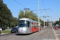 Vůz Škoda 14T Elektra #9166 vypravený na linku 17 projíždí prostorem vznikající křižovatky Dvorecký most ve směru z centra. Vůz je již nad rozjezdovou výhybkou na most a před jeho čelem je patrné křížení budoucí koleje z mostu. | 7.9.2023