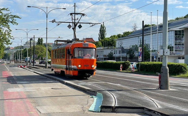 Pracovní vůz T3 #5521 většinou jako první tramvaj projíždí rekonstruované úseky a novostavby tramvajových tratí. Stejně tak vyzkoušel přímý směr nových kolejových konstrukcí křižovatky Dvorecký most od Kublova. | 12.5.2023